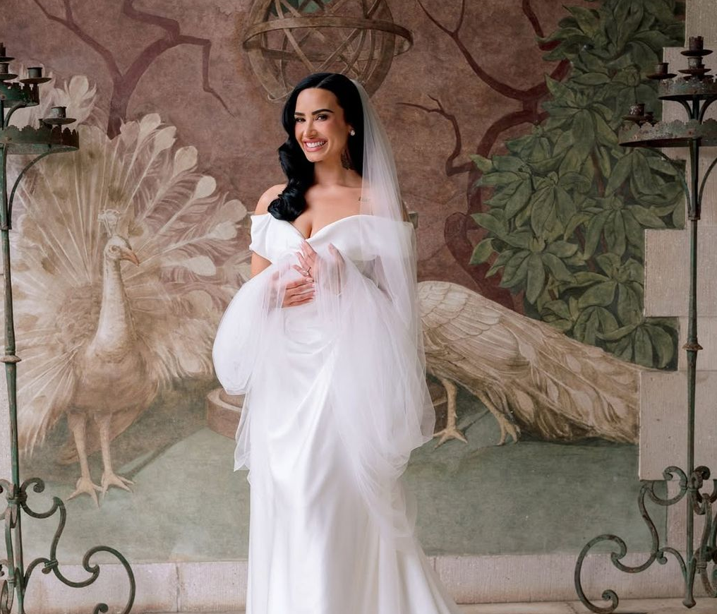 Elegansi Sederhana: Demi Lovato Memukau dalam Balutan Gaun Pengantin Mewah